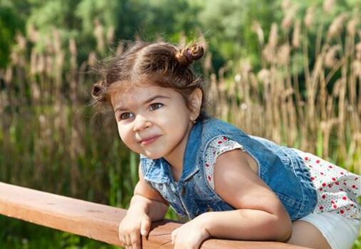 2025女?huà)雰函B字名字大全