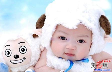 羊?qū)殞毱鹈执笕? /></a>　　2015年2月4日是立春節(jié)氣，過了這一天出生的寶寶就是傳統(tǒng)意義上的羊?qū)殞毩?。你可能會疑惑，為什么不是過了春節(jié)以后呢？關(guān)于這一點，美名騰多次撰文解釋這個問題。如果不清楚的，可以查看美名騰這篇說明文章...</div>
							        <div style="height:5px; font-size:5px"></div>
							        <hr width="99%" style="text-align:center; border-style:dotted; border-width:0px; height:1px;" />
							        <div style="height:5px; font-size:5px"></div>
							    </div>
						        </td>
	</tr><tr style="border-width:0px;">
		<td valign="top">
						        <div style="padding-left:3px; padding-right:3px;line-height:180%">
							         <h3 style="padding:0px;margin:0px;display:inline;"><a id="ctl00_ContentPlaceHolder1_ShowMore1_dgNews_ctl08_HyperLink1" class="headline" href="/Message/ShowNews.aspx?NewsID=3651" target="_blank">屬羊人的運程和起名禁忌破解</a></h3>
							         <span id="ctl00_ContentPlaceHolder1_ShowMore1_dgNews_ctl08_Label1" style="color:Green;font-size:10pt;">2015/1/20 15:34:15</span>
							          <span style="color:Red;font-size:8pt;"></span>
							        <br />
							        <div style="padding-top:1px; width:95%; padding-left:8px; line-height:180%;color:#2f2f2f;font-size:14px;" ><a href=